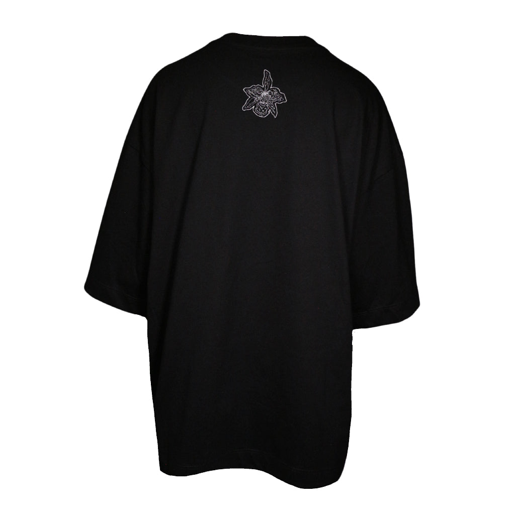 Camiseta negra bordada