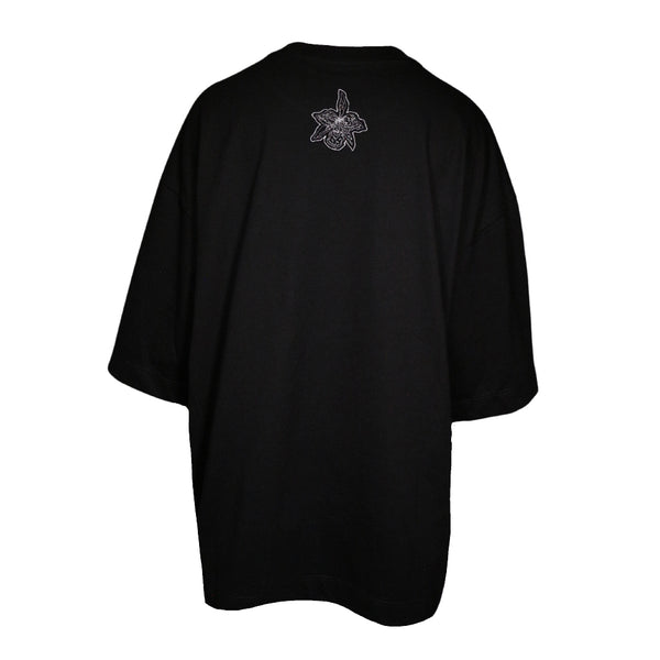 Camiseta negra bordada