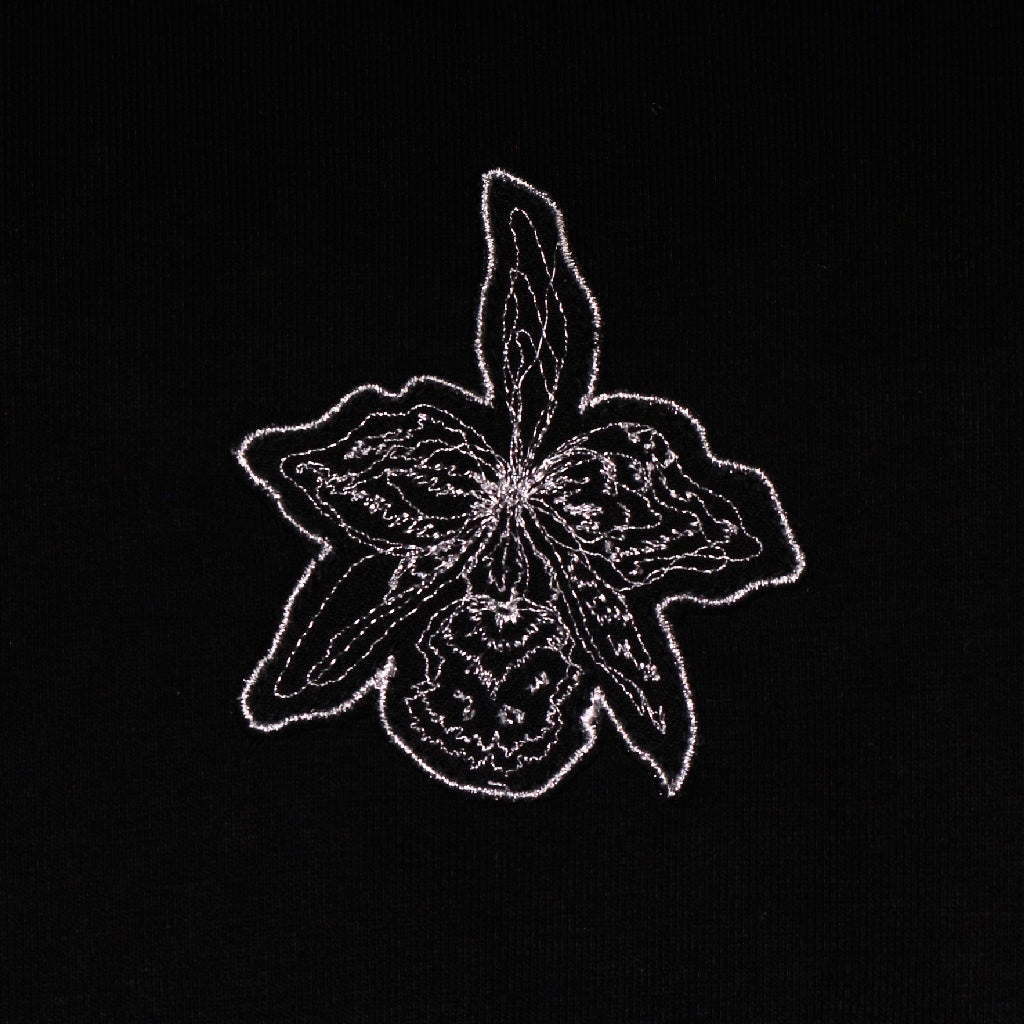 Camiseta negra bordada