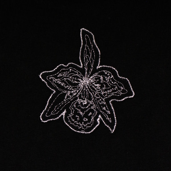 Camiseta negra bordada